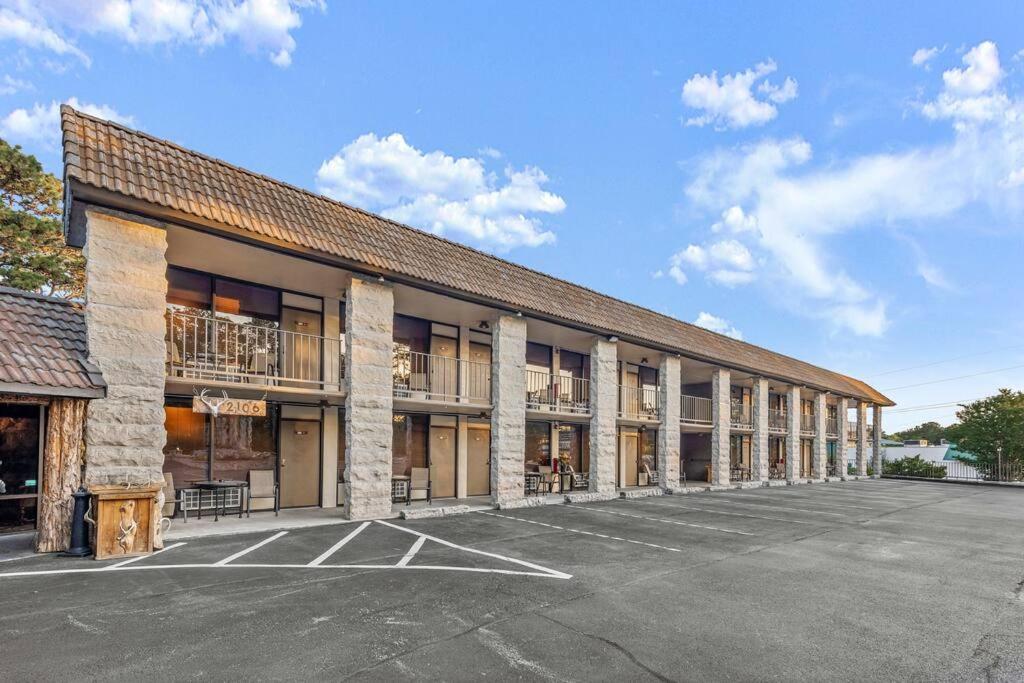Stonegate King Bed, 2mi To Historic Dtwn Salt Water Pool #206 Apartment *